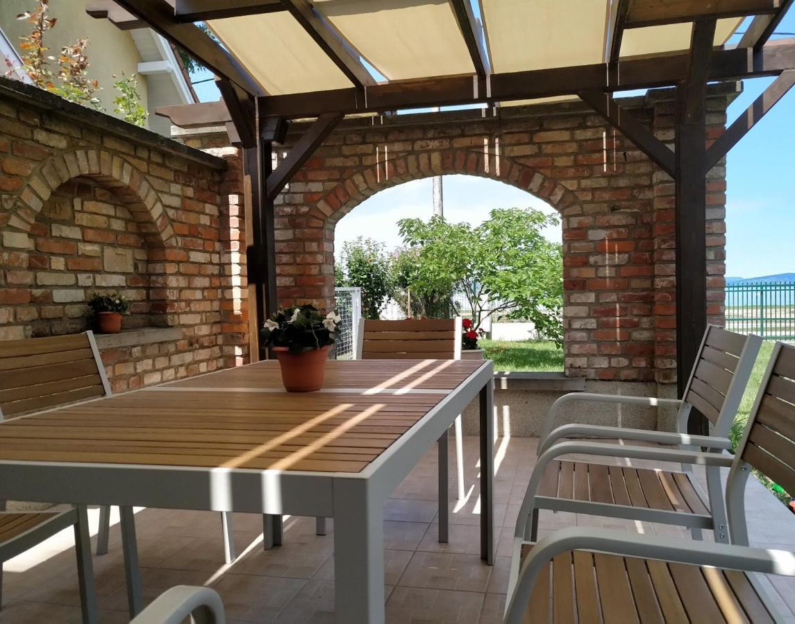Exclusive Beachfront Villa Fonyód Екстериор снимка