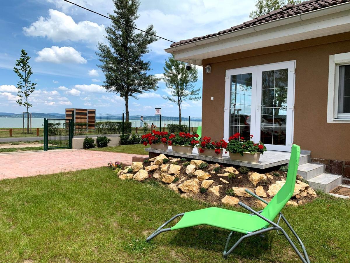 Exclusive Beachfront Villa Fonyód Екстериор снимка